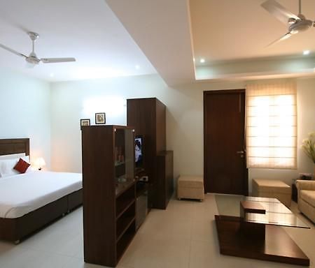 Jasmine Court Aparthotel Гургаон Екстериор снимка